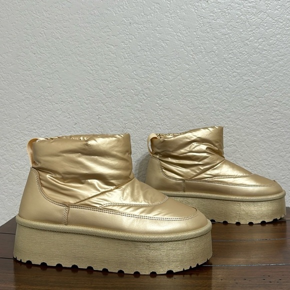Wild Diva Gold Metallic Platform Sherpa Boots  Size 7 - Picture 1 of 6